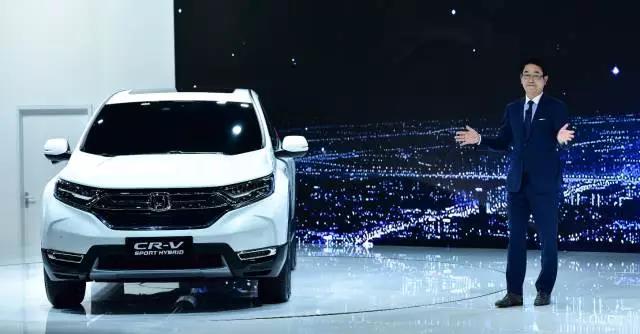 作為全球最暢銷的SUV， CR-V創(chuàng)造了無數(shù)個奇跡。撇開全球不說，從2004年CR-V被引進到中國市場以來，就開拓了城市SUV市場，開啟了國內(nèi)高品質(zhì)SUV生活潮流。進取之路永不停止，就在此次上海車展期間，東風(fēng)本田CR-V也終于迎來了全新?lián)Q代，實現(xiàn)了從內(nèi)到外的全面革新。
