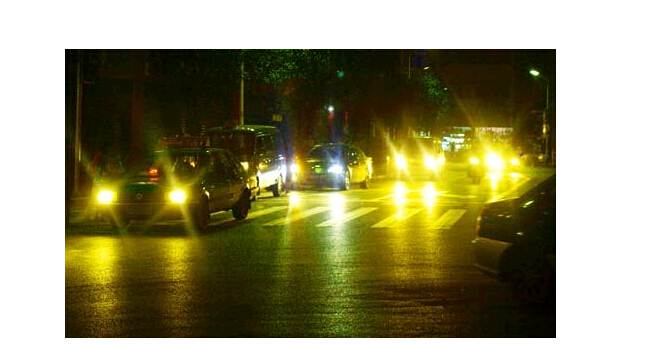 夜晚開(kāi)車，小心穿了隱身衣的黑衣女子，會(huì)吃人！