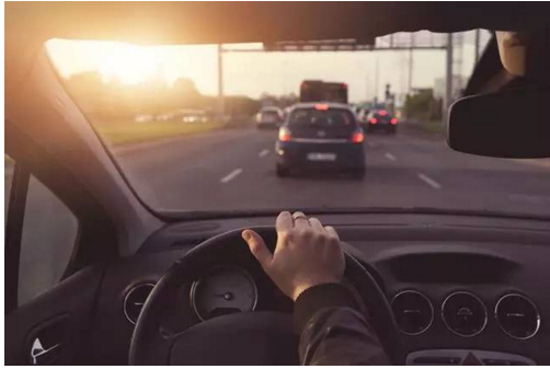開車的這些陋習(xí)，據(jù)說會開車的人都犯過！別說你沒有！